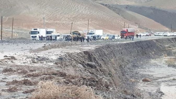 Sağanak yağış heyelana sebep oldu: Iğdır-Erzurum yolu kapandı
