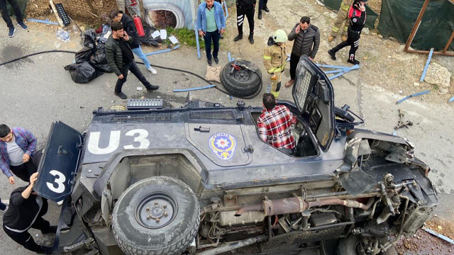 Sarıyer&#039;de zırhlı ekip aracı devrildi, 2 polis yaralandı