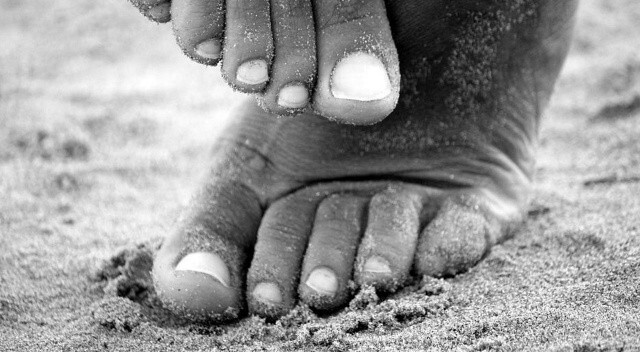 Şeker hastalarına dikkat çeken uyarı: Kumda çıplak ayakla yürümeyin! İşte nedeni…