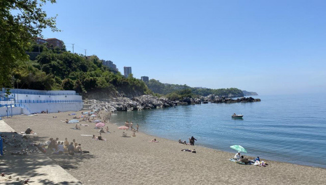Sıcak havayı fırsat bilen vatandaş plaja akın etti