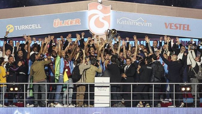 Süper Lig şampiyonu Trabzonspor kupasını kaldırdı
