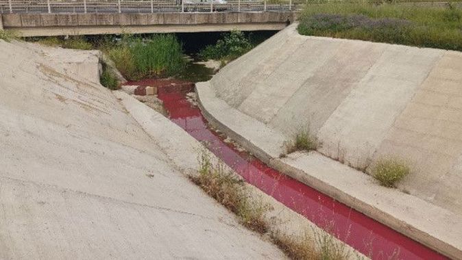Tekirdağ&#039;da korkutan görüntü! Kanalın suyu kırmızıya döndü
