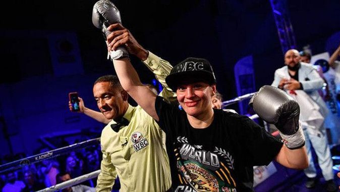 Türk boksör Seren Ay Çetin WBC gümüş kemerin sahibi oldu