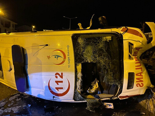 Van&#039;da feci kaza: Vakaya giden ambulans belediye aracı ile çarpıştı