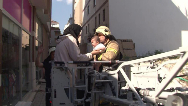 Yanan binada mahsur kalan anneyle bebeğini itfaiye kurtardı