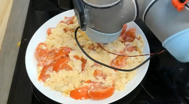 Yemek yaparken tuzunu ayarlayan robot geliştirildi