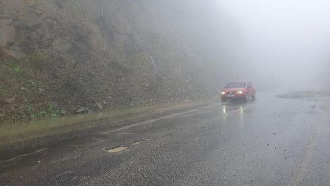 Yoğun sis ve yağış sürücülere zor anlar yaşattı