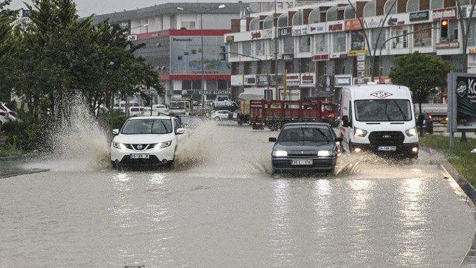 Ankara&#039;da yollar göl oldu
