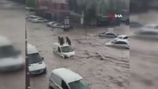 Ankara sele teslim! Cadde ve sokaklar göle döndü... Vatandaşlar kepçelerle kurtarıldı