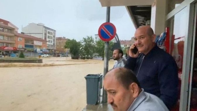 Yollar göle döndü, vatandaşlar botlarla kurtarıldı: Ankara sele teslim