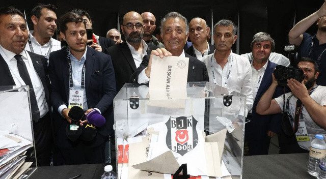 Beşiktaş&#039;ta 2. kez başkan seçilen Ahmet Nur Çebi ve yeni yönetimi mazbatasını aldı