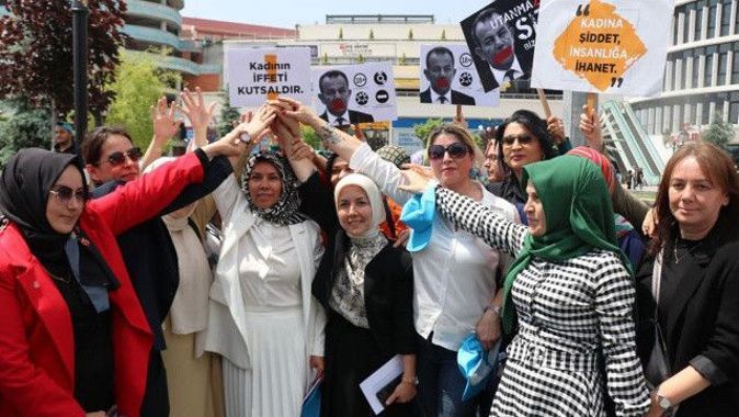 İlginç anlar: Kadınlar protesto etti, Başkan Özcan dans ederek karşılık verdi