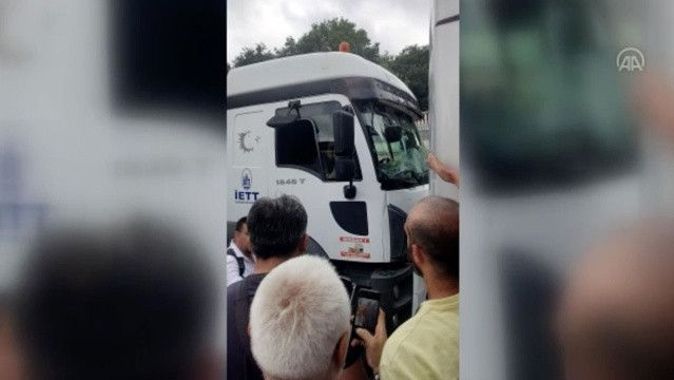 İstanbul’da ilginç kaza: İETT yardım aracı metrobüse çarptı