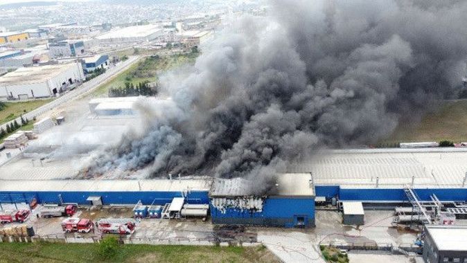 Kocaeli&#039;de kimya fabrikasında çıkan yangın söndürüldü