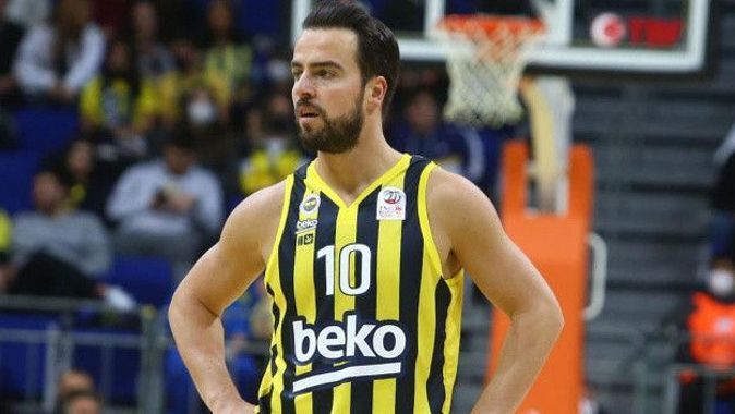 Melih Mahmutoğlu iki yıl daha Fenerbahçe Beko kaptanı