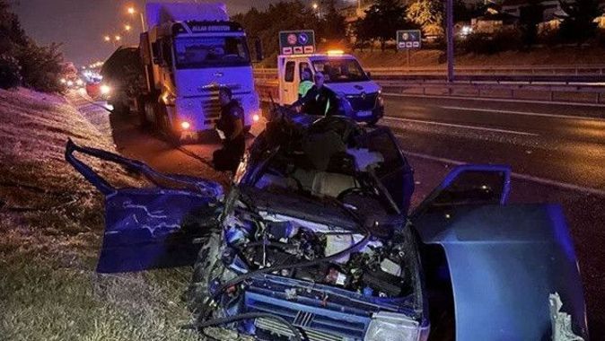 TEM’de feci kaza: TIR’a çarpan otomobildeki şoför yaralandı, yolcu öldü