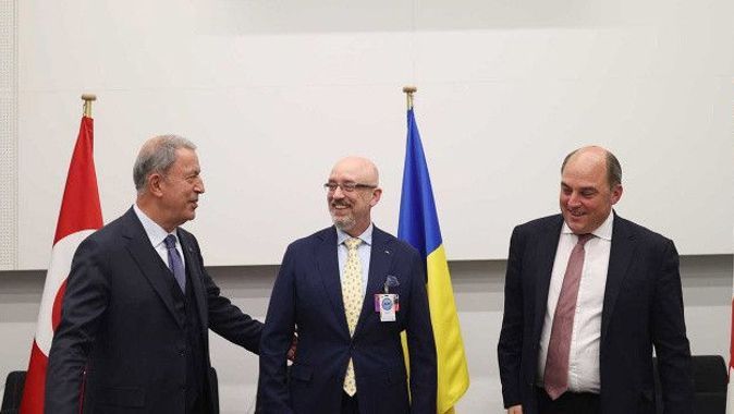 Türkiye İngiltere ve Ukrayna savunma bakanlarından üçlü görüşme