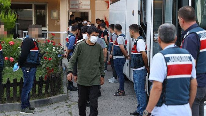 215 Afganistan uyruklu şahıs sınır dışı edilmek üzere İstanbul&#039;a gönderildi