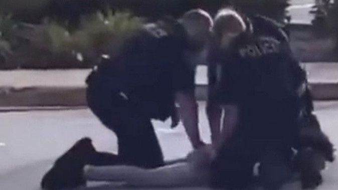 ABD’de yine polis şiddeti: 17 yaşındaki genci defalarca kez yumrukladılar