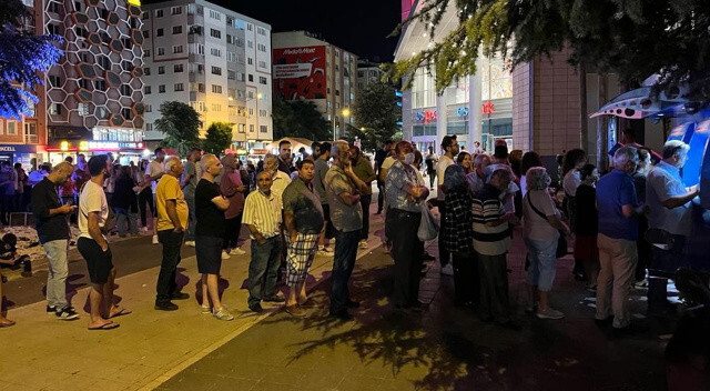 Eskişehir&#039;de zam haberini alan yükleme noktasına koştu: Metrelerce kuyruk oluştu