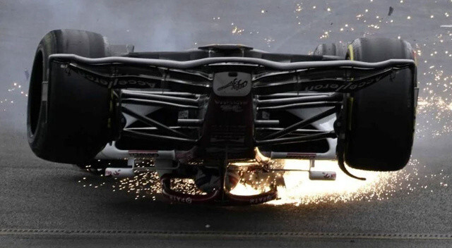 Formula 1&#039;de korkutan kaza: Taklalar atarak bariyerlere çarptı