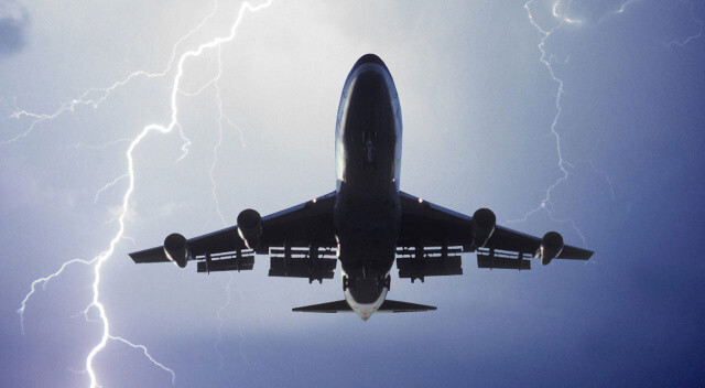 Havada korku dolu anlar: Yolcu uçağına yıldırım düştü!