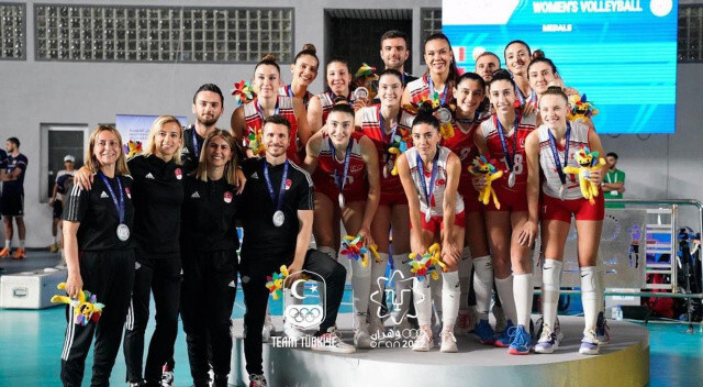 İlk yenilgi finalde geldi! A Milli Kadın Voleybol Takımı Akdeniz Oyunları&#039;nda gümüş madalya kazandı...