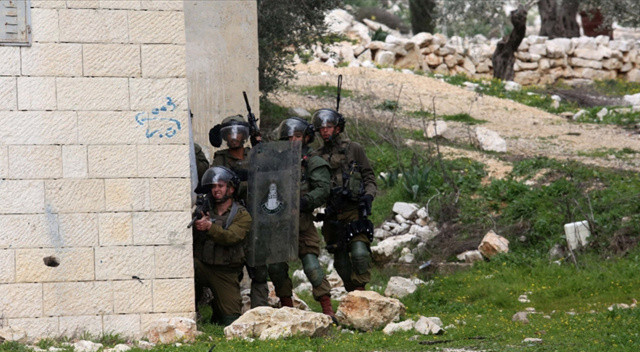 İsrail güçleri 2 Filistinli genci katletti, 10 kişiyi yaraladı