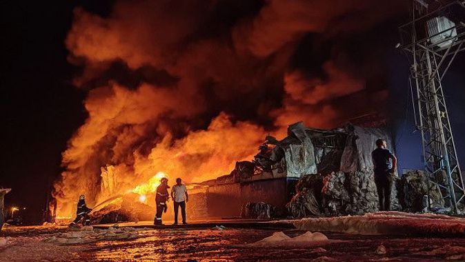 Kahramanmaraş&#039;ta geri dönüşüm tesisinde yangın çıktı