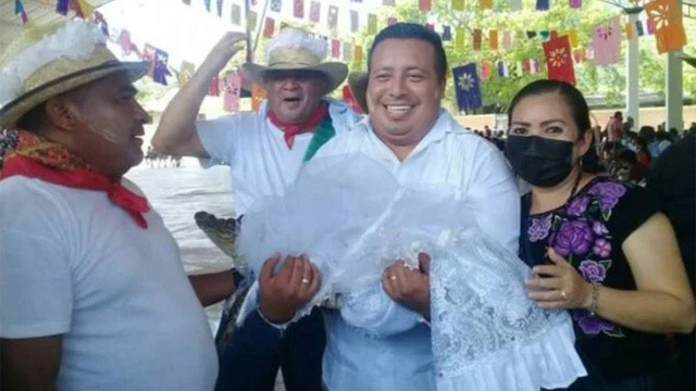 Meksika&#039;da belediye başkanı timsahla evlendi