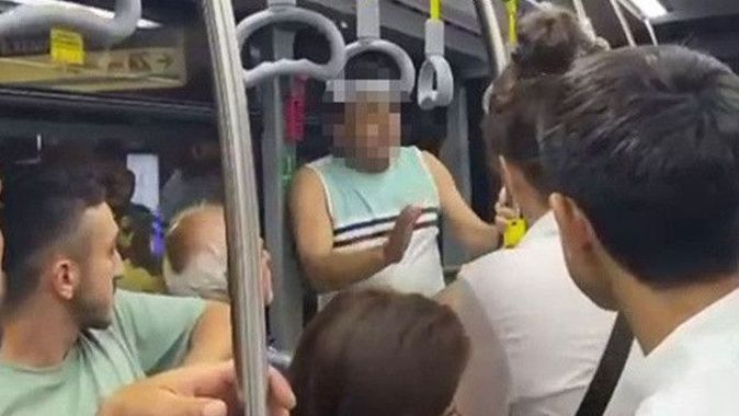 Metrobüste taciz: Kadının fotoğrafını çekti, fark edilince &#039;sileceğim&#039; dedi
