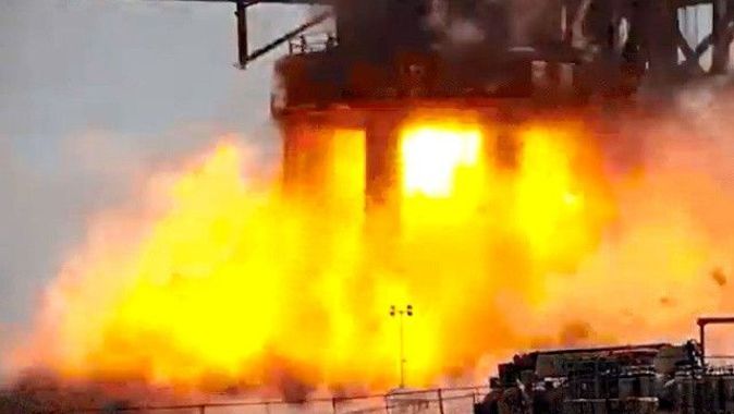 SpaceX&#039;e şok! Dünyanın en büyük roketi patladı