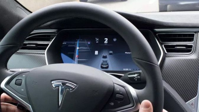 Tesla sürücüsü otopilotta kaza yaptı: Bir kişi öldü