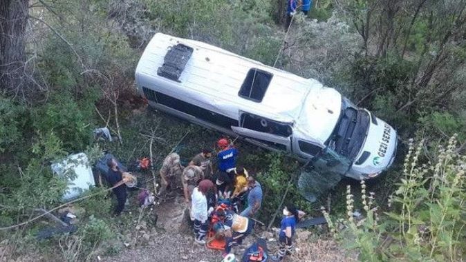 Tunceli&#039;de korkunç kaza! Tur minibüsü uçuruma yuvarlandı: Çok sayıda yaralı var