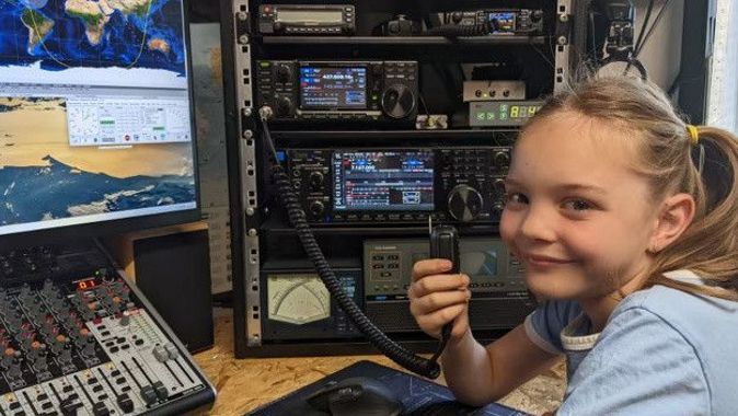 8 yaşındaki çocuk amatör telsiz kullanarak uzaydaki astronotlarla konuştu