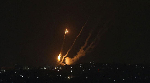 Abluka altındaki Gazze&#039;den İsrail&#039;e 80 roket fırlatıldı