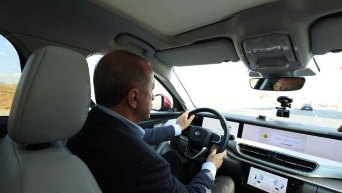 Cumhurbaşkanı Erdoğan direksiyonun başına geçti: TOGG&#039;la yollara düştü
