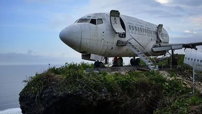 Endonezya&#039;da gizem: Boeing 737 bu araziye nasıl geldi?
