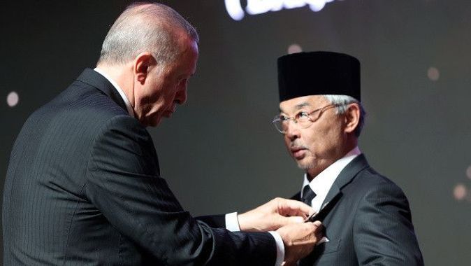 Erdoğan, Malezya Kralı Şah&#039;a Devlet Nişanı verdi