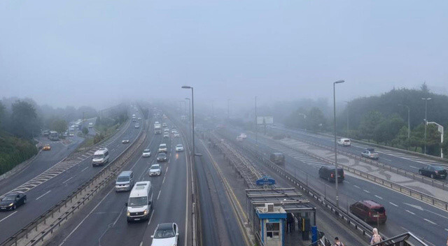 İstanbul&#039;da göz gözü görmedi: Yoğun sis nedeniyle Haliç Köprüsü kayboldu