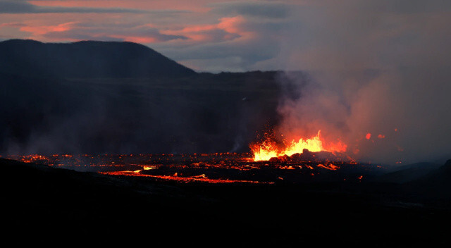 İzlanda’da tüyler ürperten görüntüler: Yanardağ patladı lavlar her yeri sardı