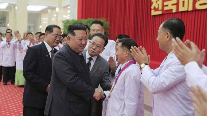 Kim Jong-un koronavirüse yakalandı