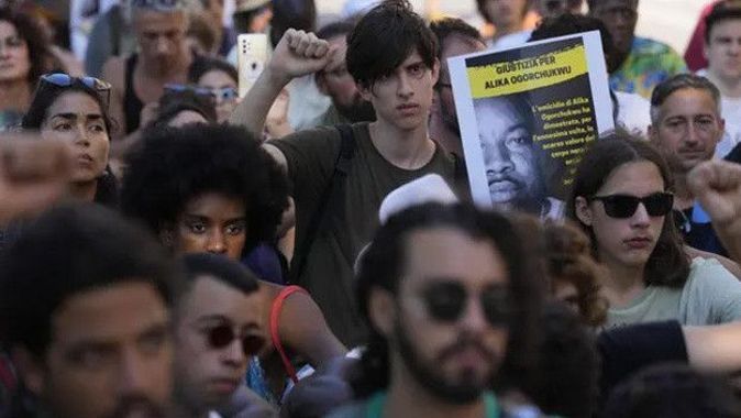 Mendil satarken sokak ortasında öldürülmüştü… İtalya’da ırkçılık tartışması protestoya dönüştü