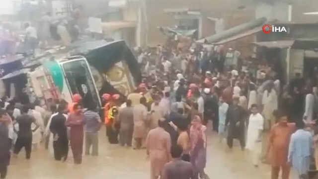 Pakistan&#039;da feci kaza! Kamyon yolcu otobüsünün üzerine devrildi: Çok sayıda ölü ve yaralı var