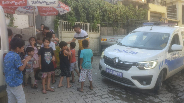 Polis, operasyonda çocuklar korkmasın diye dondurma dağıttı