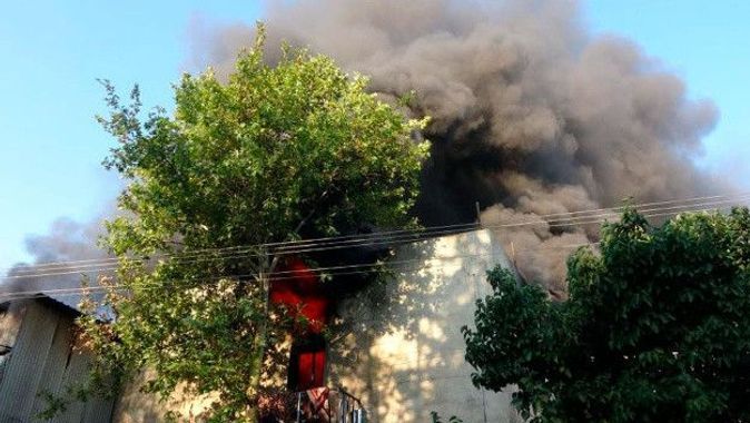 Sanayi sitesinde yangın: Alevlerin arasında kalan itfaiye eri yüksekten düştü