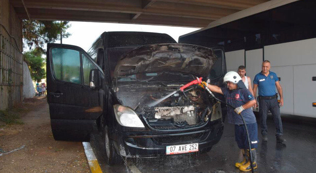 Seyir halindeki tur minibüsü yandı: Yolcular tahliye edildi