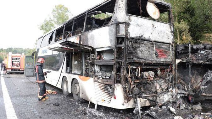 TEM&#039;de alev alan yolcu otobüsü yandı: 74 kişi canlarını son anda kurtardı