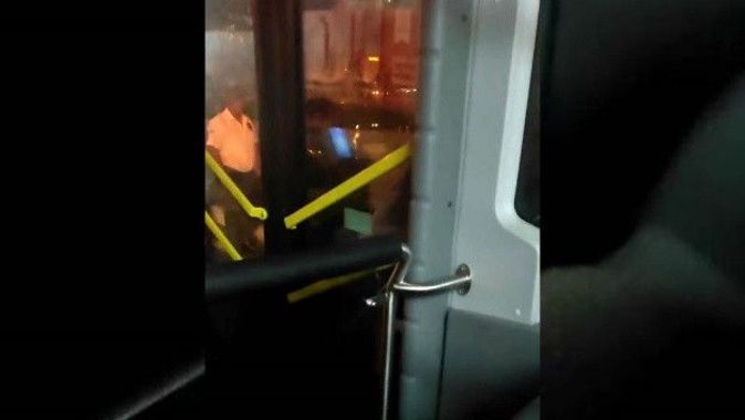 Trafik magandaları E-5’te terör estirdi! Belediye otobüsünün camlarını kırdılar