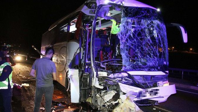 Uşak&#039;ta yolcu otobüsü tıra arkadan çarptı: Ölü ve yaralılar var